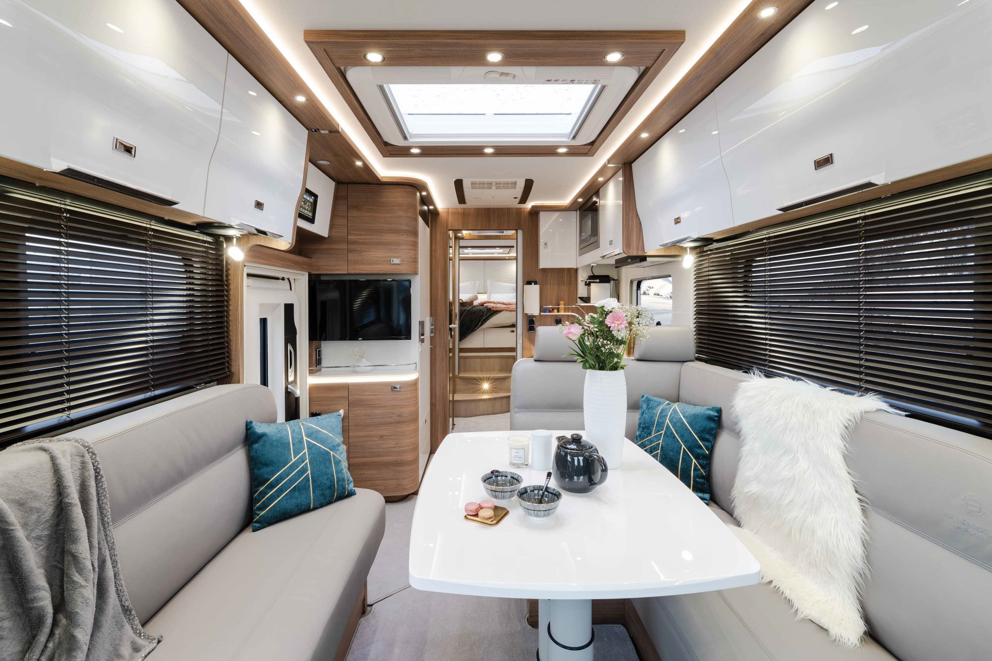 Logistique, e-commerce stockage expédition d'accessoires pour camping-car et utilitaires