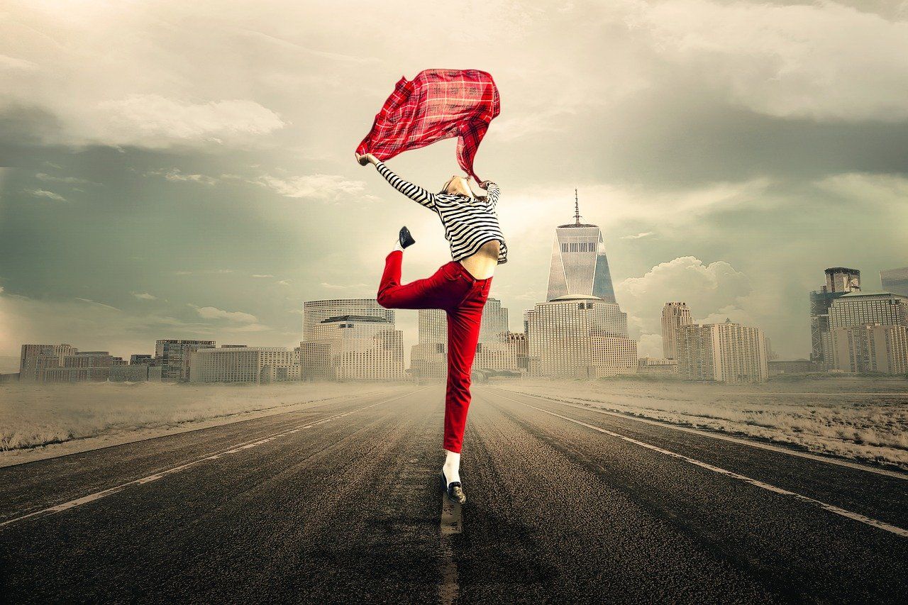 Fille avec une jambe levée, levant les bras au ciel. Posture de soulagement.