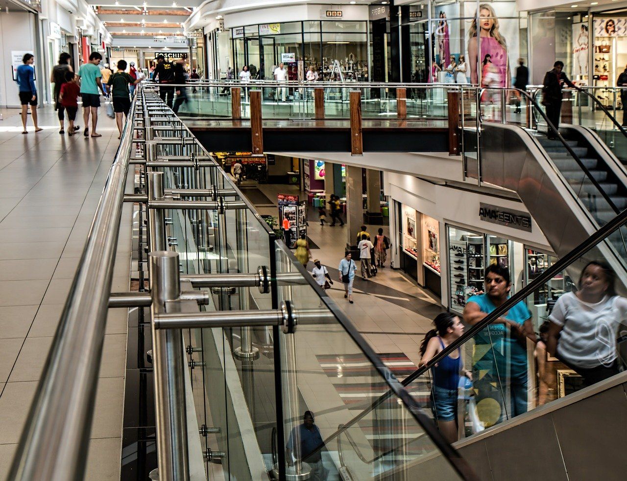 Consommateurs dans une grande surface qui font leurs achats